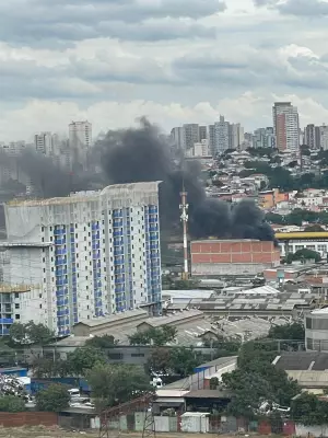 Incêndio atinge estacionamento de ambulâncias na Mooca, Zona Leste de SP
