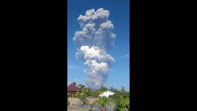 Indonésia resgata 20 trilheiros após sétima erupção do Monte Dukono em uma semana