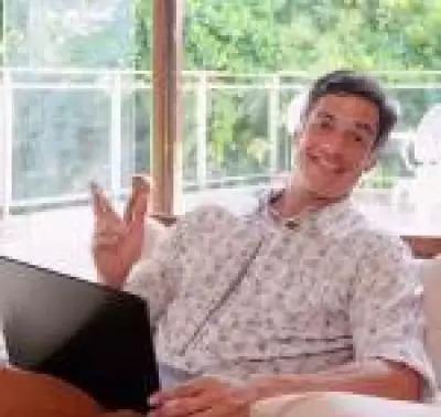 Mateus Solano se muda para apartamento após fim do casamento de 17 anos