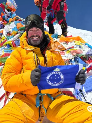 Mineiro de 51 anos alcança o topo do Everest em dia recorde de 274 alpinistas