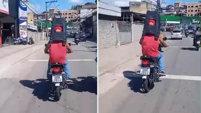 Motociclista transporta banquinhos na cabeça e viraliza em Cachoeiro