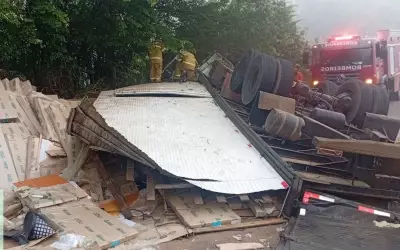 Motorista de caminhão morre após veículo tombar na BR-101 na Bahia
