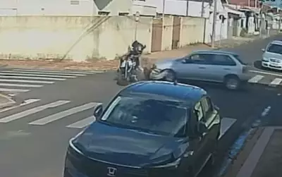 Motorista foge após avançar sinal de pare e atingir motociclista em Dois Córregos