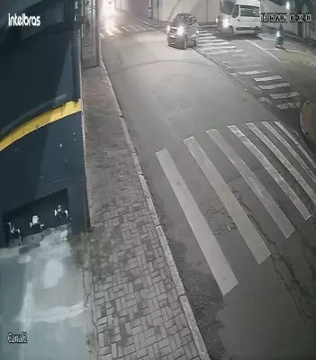 Motorista foge após bater em carro e causar capotamento em São José dos Campos