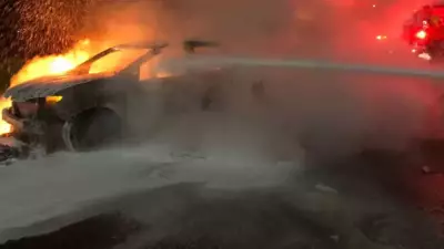 Motorista foge após bater Porsche e incendiar veículo na Barra Funda