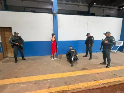 Mulher chora ao ser presa por tráfico de drogas em terminal rodoviário de Santarém