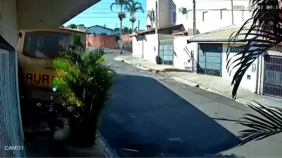 Ônibus desgovernado destrói muro de casa no interior de SP; veja vídeo