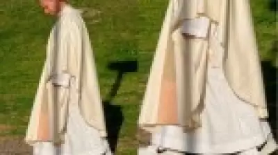 Papa Leão XIV vira ícone fashion ao usar tênis Nike vintage em documentário
