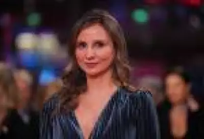 Petra Costa celebra indicação ao Emmy por documentário sobre religião e política