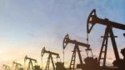 Petróleo despenca com esperança de acordo entre EUA e Irã