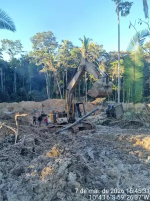 Polícia fecha garimpo ilegal e apreende escavadeira em MT