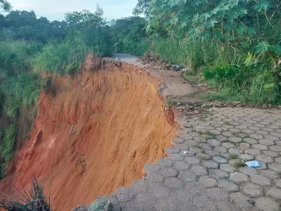 Rua é 'engolida' por voçoroca em Buriticupu; famílias fogem de cratera