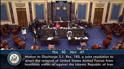 Senado dos EUA aprova resolução que limita poderes de guerra de Trump