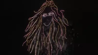 Show de drones com lobo e 'Te amo Brasil' abre apresentação de Shakira em Copacabana