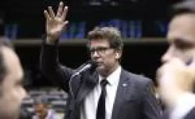 STF tenta notificar Mário Frias sobre emendas para filme de Bolsonaro