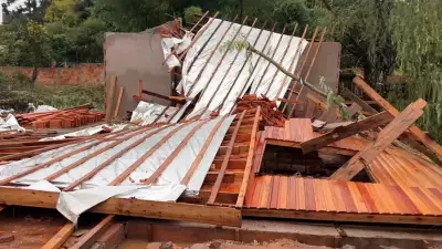 Temporal em Santana do Livramento deixa 100 casas destelhadas e cidade em emergência