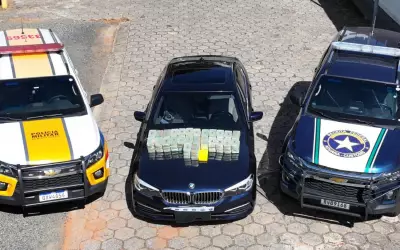 Trio paraguaio preso com 80 kg de cocaína em carro de luxo na MG-050