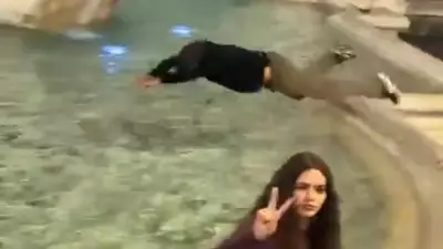 Turista neozelandês é preso após mergulhar na Fontana di Trevi em Roma