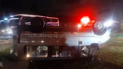 Van com 14 passageiros capota na Rodovia dos Bandeirantes em Jundiaí
