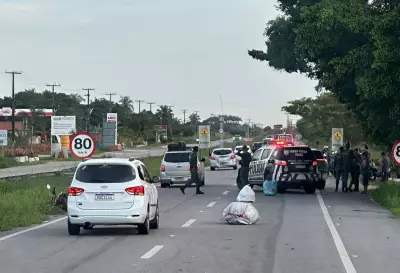 Vídeo mostra carro atropelando PM caído na pista após colisão com animal