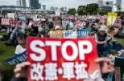 50 mil protestam no Japão contra revisão da Constituição pacifista