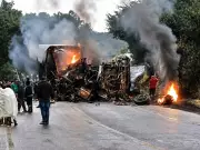 Acidente entre carreta e ônibus na BR-251 deixa 5 mortos e 5 feridos