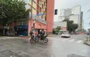 Acidente entre motos é flagrado ao vivo durante telejornal no Recife