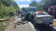 Acidente grave entre carro, van e moto deixa um morto e 18 feridos na BR-101 em Linhares