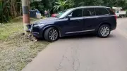 Adolescente bate carro de luxo contra poste ao ver viatura em Blumenau