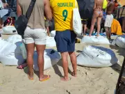 Ambulantes vendem sacos de areia a R$ 100 como 'camarote' para show de Shakira