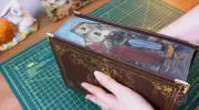 Artista viraliza com livros customizados e cria negócio com fila de 13 mil