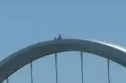 Ativista escala ponte em Washington contra guerra no Irã e IA