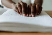 Atraso na entrega de livros em braille prejudica alunos cegos no Brasil