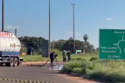 Avenida de Campo Grande interditada após tombamento de caminhão-tanque com etanol