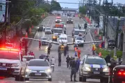 Avião Bandeirante é transportado para Parque Residência em Macapá