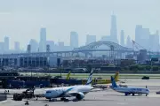 Avião da United colide com poste em New Jersey; passageiros ilesos