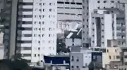 Avião monomotor cai e atinge prédio residencial em Belo Horizonte