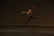 Bailarino brasileiro de 10 anos é o mais jovem em festival internacional de dança