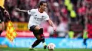 Bayer Leverkusen renova contrato com lateral brasileiro Arthur até 2031