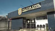 Bebê de dois meses ferida por estilhaços após vizinho jogar pedra em Cariacica