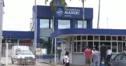 Bebê recém-nascida é encontrada em lixeira de hospital em Araras; mãe presa