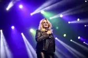 Bonnie Tyler se recupera após cirurgia intestinal de emergência