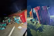 Caminhão carregado de ração tomba na BR-343 no Piauí; pista tinha óleo