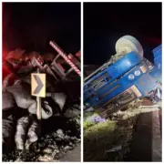 Caminhão com carvão tomba na BR-135 em Curvelo; motorista fica ferido