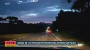 Caminhão com ácido fluorídrico tomba e interdita BR-116 em Campina Grande do Sul