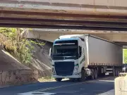 Caminhão entalado sob viaduto da Marechal Rondon em Bauru interdita via
