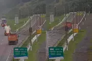 Caminhão sem carga perde freio e usa área de escape na BR-376 no PR
