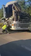 Caminhão tomba na BR-040 em Sete Lagoas e motorista morre preso às ferragens