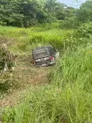 Caminhonete da Polícia Penal cai em ribanceira na BR-364 no Acre