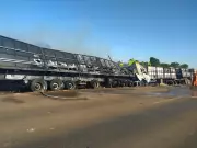 Carreta pega fogo após colisão traseira na BR-163 em Rondonópolis